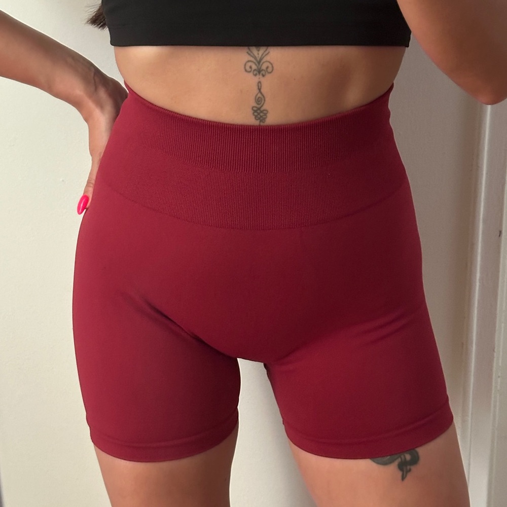 AUROLA Burgundy active shorts